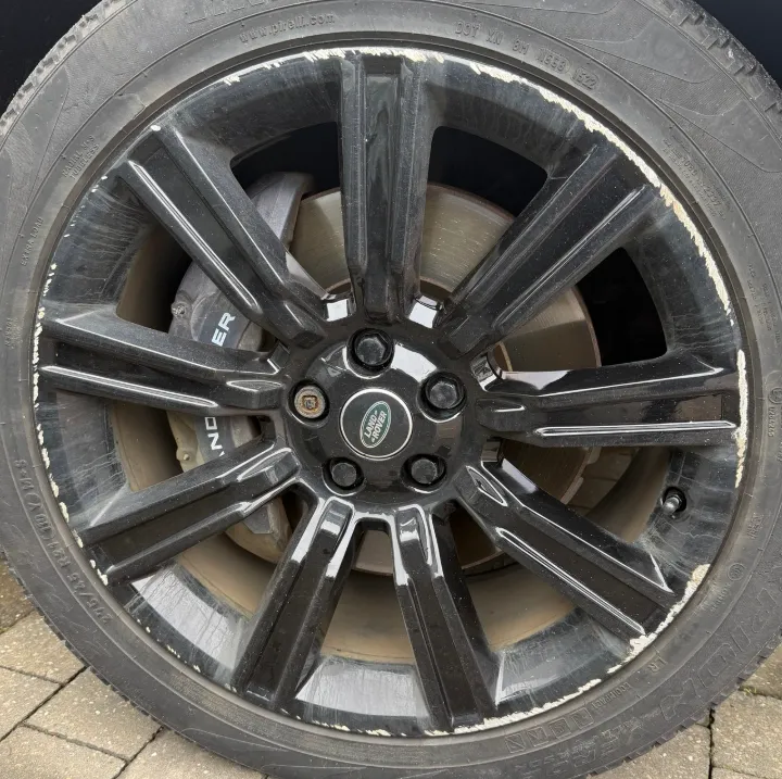 Range Rover alloy before refurbishment