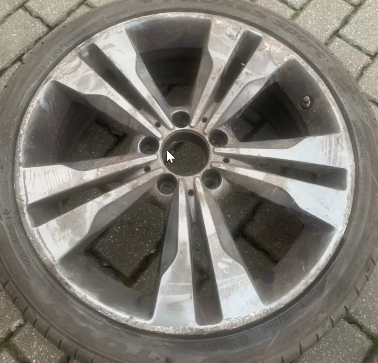 Mercedes multi-spoke alloy wheel before refurbishment — heavy oxidation and peeling lacquer